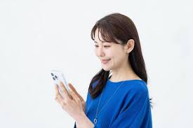スマホを見る女性（笑顔）の写真素材｜写真素材なら「写真AC」無料（フリー）ダウンロードOK さん