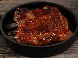 Spalam coastele si apoi le stergem bine si le frecam cu sare si piper. Costite De Porc La Cuptor