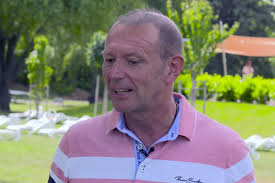 Az országos mentőszolgálat szóvivőjének, győrfi pálnak fia, dani ugyan kommunikáció szakos hallgató, mégsem tervezi, hogy apja nyomdokai lépjen, helyette videózással foglalkozik. Gyorfi Pal Most Mar Nem Kell Otthon Maradni Roviden