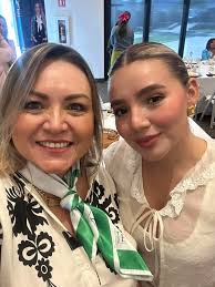 Hoy es el cumpleaños de mi hija Carmina Romero . Hermosa desearte lo mejor  de la vida, que Dios bendiga tu camino por siempre. Te amo. 💕