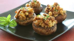 Si possono mangiare sia come antipasto che come contorno per secondi di carne. Funghi Ripieni Al Forno Con Salsiccia Straordinario Gusto Di Terra