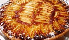Une Tarte A La Creme D Amande Garnie De Pommes Et Arrosee De Sauce Caramel Au Beurre Sale Cette Annee Mon Pommi Tarte Aux Pommes Creme D Amande Pomme Caramel