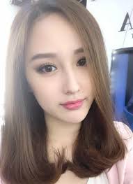 Sao Việt 24h: Mấy ai được như Kim Hiền, chồng cũ ra tận sân bay đón mẹ con  cô sau 2 năm xa quê