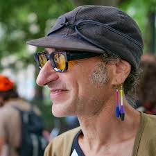 Juggler #jugglersofinstagram #flowjuggle #streetphotography #streetportrait  #earrings #juggleclubs @milohessphoto #lumixs5 #sigma2870mmf28  #capturestreets