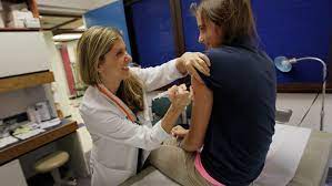 Vaccinul este contraindicat dacă a existat o reacţie postvaccinală puternică în trecut sau a fost realizat la o perioadă mai scurtă de 5 ani. Programul Ratat De Vaccinare Care A Dus La Moartea A Peste 17 000 De Femei Din Romania Sute De Mii De Doze Aruncate