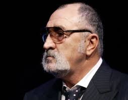 Patru persoane reținute și alte două puse sub control judiciar, în urma  descinderilor de la Iași. Mascații au ridicat mii de țigări, autoturisme și  ceasuri de lux • Buna Ziua Iasi •