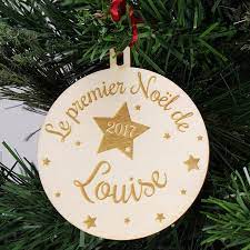 Belle décoration en céramique à suspendre au sapin ou ailleurs une petite déco sympa pour ce premier noel, ou un beau cadeau. Ma Premiere Boule De Noel Pour Bebe Personnalisee En Bois