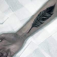 A floral tattoo in black and white. 40 Eindrucksvolle Feder Tattoos Ideen Fur Manner Und Frauen