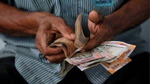 Gagner de l'argent est la préoccupation majeure des gens qui souhaitent améliorer leur budget ou être plus à l'aise financièrement. Pourquoi Les Pays Impriment L Argent A L Exterieur De Leurs Frontieres Bbc News Afrique