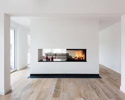 Dreisseitig Einsehbarer Kamin Als Raumteiler Zwischen Kueche Und Wohnraum Als Dreisseitig Einsehbarer Kamin Kueche Wohnen Esszimmer Modern