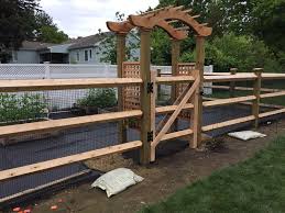 Split rail fencing is built out of rough cut cedar posts and rails. Post Rail Fensu