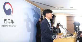1988년 제30회 사법시험에 합격하여 1991년 제20기 사법연수원을 수료하고 1994년 인천지방검찰청 검사에 임용되었다. ì¡°êµ­ ìž¥ê´€ ì‚¬ì˜ êµ­ê° ì¶œì„ ê¹€ì˜¤ìˆ˜ ì°¨ê´€ ëˆ„êµ¬