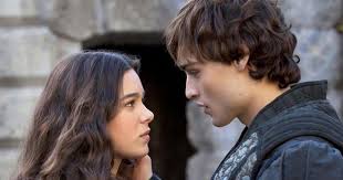 A verona beach, leurs familles s'entretuent. Romeo And Juliet 2013 Cinema Movie Film Review Entertainment Ie