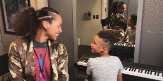 Buy alicia keys tickets from ticketmaster uk. Alicia Keys Duett Mit Ihrem Sohn Ist Das Susseste Was Wir Den Ganzen Tag Gesehen Haben