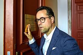 Eine positive, eine negative und eine komische. Jan Josef Liefers Im Interview Boernes Tod Musste Standesgemass Sein Kultur Stuttgarter Zeitung