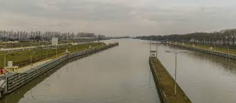 Het grootste deel van de scheepvaart dat via de maas naar belgië en frankrijk gaat, gaat door het julianakanaal. Julianakanaal Informatie En Waterdata Rijkswaterstaat