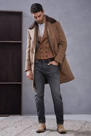 Pair your suede denim boots with a double denim outfit. Jeans Stiefel Kombination Fur Modebewusste Manner Im Wintersaison