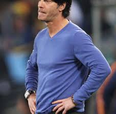 Bei so einer wilden truppe muss nun mal ein bundestrainer klar und deutlich werden, sonst würden ihm ja poldi, lahm, schweini, özil, klose und co. Bundestrainer Joachim Low Und Die Letzte Frage Nach Dem Toupet Welt