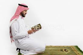 بورتريه رجل سعودي مسلم يصلي و يقرأ القرأن على سجادة الصلاه خلفية بيضاء صورة 4295 مكتبة الصور صور عربية خليجية حصرية عالية الدقة عربستوك