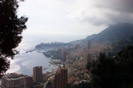 Základom jeho hospodárstva je bankovníctvo, keďže krajina je bankovým rajom a cestovný ruch založený aj na slávnom kasíne v monte carle. Monako Vlajka Shefalitayal