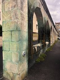 Photo D'o viennent ces taches bleutes sur des arches centenaires de ...