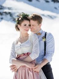 Brautdirndl Im Winter Shooting Einer Trachtenhochzeit Trachtenbibel Braut Dirndl Dirndl Hochzeit Trachten Hochzeit