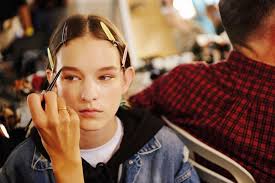 彩色妝容用得好是清新，用不好小心變俗豔