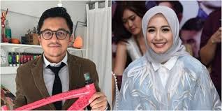 Share on facebook share on whatsapp share on twitter. Akrab Di Ig Laudya Cynthia Bella Dekat Dengan Engku Emran Kapanlagi Com
