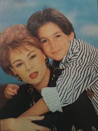 📺 #Caras 🔙 #MaríaCeciliaBotero y su hijo #MateoStivel en 1994. Entonces  Mateo hoy destacado director de telenovelas como su papá David y su abuelo  Jaime Botero, ambos fallecidos, tenía 12 años, luego