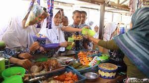 Pelaku dalam kegiatan tersebut adalah siswa siswi dan penjaga kantin yang melakukan kegiatan jual beli. Kurangi Sampah Plastik Smp Di Brebes Wajibkan Siswa Bawa Alat Makan