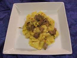Prendete la polpa di cinghiale e tagliatela a cubetti, eliminate il grasso in eccesso. Pappardelle Al Sugo Di Cinghiale In Bianco Sapori Dissapori