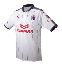 Cerezo osaka heim das puma cerezo osaka 2021 trikot ist hauptsächlich rosa und kombiniert diese basis mit navyfarbenen akzenten wie den ärmelbündchen und einem streifen auf jeder schulter, während es ein tonales grafisches muster auf der vorderseite des körpers gibt. Cerezo Osaka 2017 Auswarts Trikot