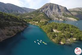 This beautiful blue jewel of water sits beneath the mountains of the hautes alpes and the northern edge of the alpes de haute provence. On A Teste Le Stand Up Paddle Sur Le Lac De Serre Poncon