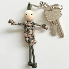 Tressage Du Bonhomme Porte Clefs En Paracorde Porte Clef Diy Porte Cles Metiers De L Artisanat