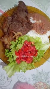 É a combinação ideal para quem quer manter uma dieta já no grupo das leguminosas, encontramos lentilha, soja e grão de bico. Jantar Brasileiro Arroz Feijao Bife E Salada Gororoba