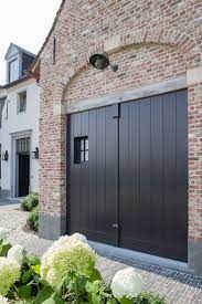 Mooie Strakke Garagedeuren Voorzien Van Een Raam Fassade Haus Garagentore Hauswand