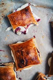 Passion Flakie Aux Petits Fruits Avec Creme Fouettee Au Chocolat Blanc Le Coup De Grace Recipe Dessert Recipes Recipes Desserts