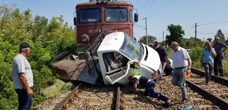 În anul 2004, doi oameni de afaceri ieșeni, andi lăzescu și cezar caluschi au cumpărat pachetul majoritar de 54% din acțiuni de la întemeietorii publicației. Accident InfiorÄƒtor In IaÈ™i O MaÈ™inÄƒ A Fost LovitÄƒ De Tren Elicopter Smurd Chemat De UrgenÈ›Äƒ Video