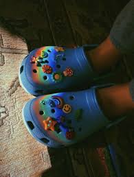 Aesthetic Black Crocs With Charms Pin On Cute Crocs Shoes
