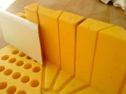 bonjour a tous apres la pose de mon parquet flottant stratifie de chez leroy merlin j ai procede a la pose des plinthes plinthes pose plinthe plinthe parquet