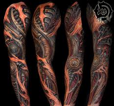 Arm Tattoo Mann Grosse Realitische Farbige Biomechanische Tatowierung Tattoo Mit Maschine Biomechanik Tattoo Mannliche Tattoo Armel Viertel Armel Tatowierungen