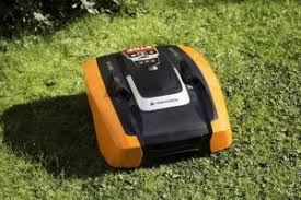 Le robot tondeuse est un allié indispensable et irremplaçable pour le soin des gazons et des jardins. Meilleurs Robots Tondeuses 2021 Guide D Achat Et Comparatif
