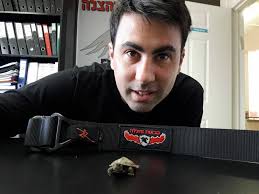 צב כזה עוד לא ראיתם! לוחם אש Tal Goldstein היה הבוקר בדרכו לאימון חילוץ  ברכבו הפרטי. תוך כדי נהיגה הוא זיהה יצור קטן זוחל על הכביש ועצר מיד את רכבו  בכדי להזיזו