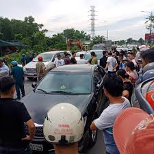Điều tra vụ cảnh sát bị nhiều người xăm trổ 'vây nhốt' trong ô tô
