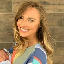 Amanda Ness's Instagram, Twitter & Facebook