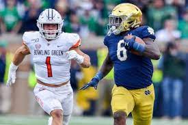 It Definitely Looks Like The Bowling Green Player Is Trying To Run Down The Notre Dame Player In This Ga College Football Picks Irish Football Central Michigan