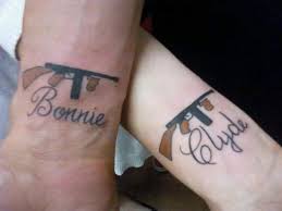 Tatuajes En Pareja Bonnie And Clyde Pareja Famosa Tatuaje De Armas De Fuego Amor Eterno Tattoosf Couple Tattoos Unique Girlfriend Tattoos Matching Tattoos