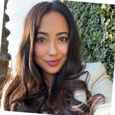 Angelica Barlow's Instagram, Twitter & Facebook