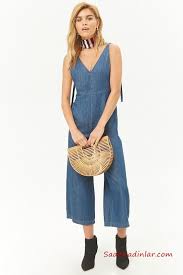 2021 Kot Tulum Modelleri Mavi Askili V Yaka Bol Paca Tulum Siyah Topuklu Bot Kiyafet Kombinleri Moda Stilleri Moda Moda Trendleri