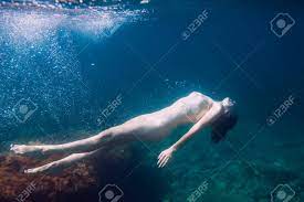 La Chica Desnuda Está Bajo El Agua. Mujer Joven, Cuerpo Desnudo En El Mar  Fotos, retratos, imágenes y fotografía de archivo libres de derecho. Image  92463853